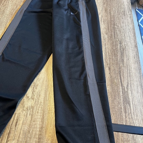 Nike active ware, track pants W/back pocket - Picture 4 of 6